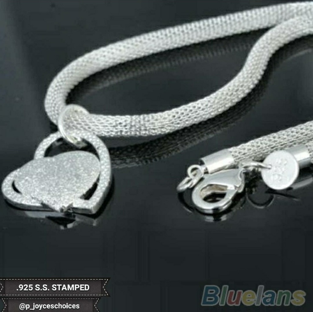 Only 1 left ~Beautiful mesh chain heart necklace - Picture 3 of 4